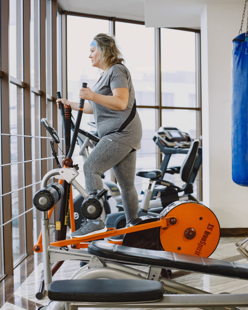 Mujer en una máquina de musculación